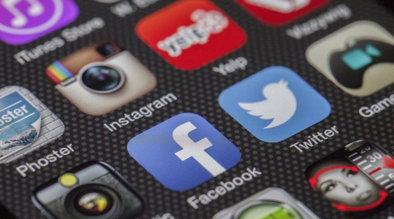 social-media-phone-LoboStudioHamburg-Pixabay-g57c1d20df_1280.jpg