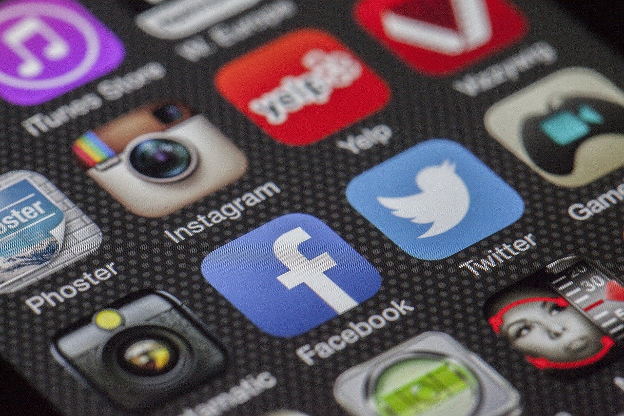 social media phone LoboStudioHamburg Pixabay g57c1d20df 1280